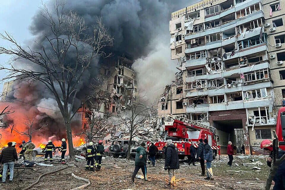 הבניין שנפגע. אחת הכניסות קרסה כליל , אי.פי.אי