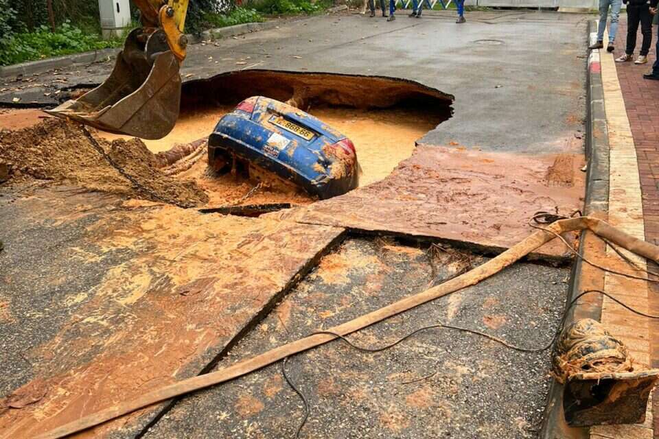 המכונית בתוך הבולען שנפער בהוד השרון, ארכיון , דוברות המשטרה