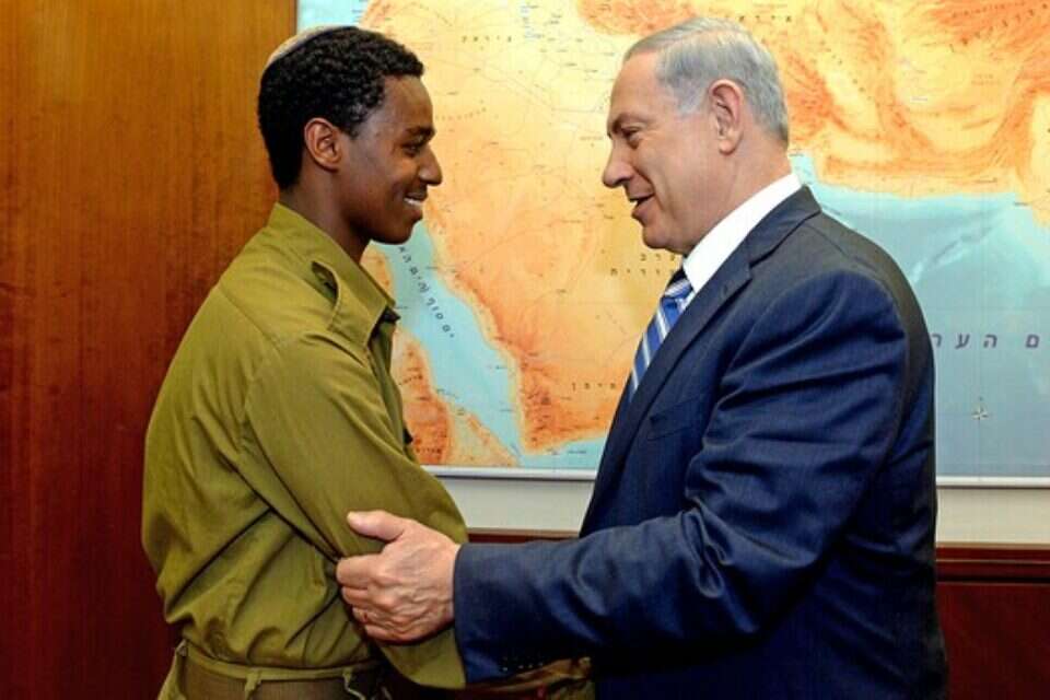 נתניהו והחייל פיקדה. נתניהו: "הזדעזעתי מהתמונות" // צילום: חיים צח / לע"מ // נתניהו והחייל פיקדה. נתניהו: "הזדעזעתי מהתמונות" ,