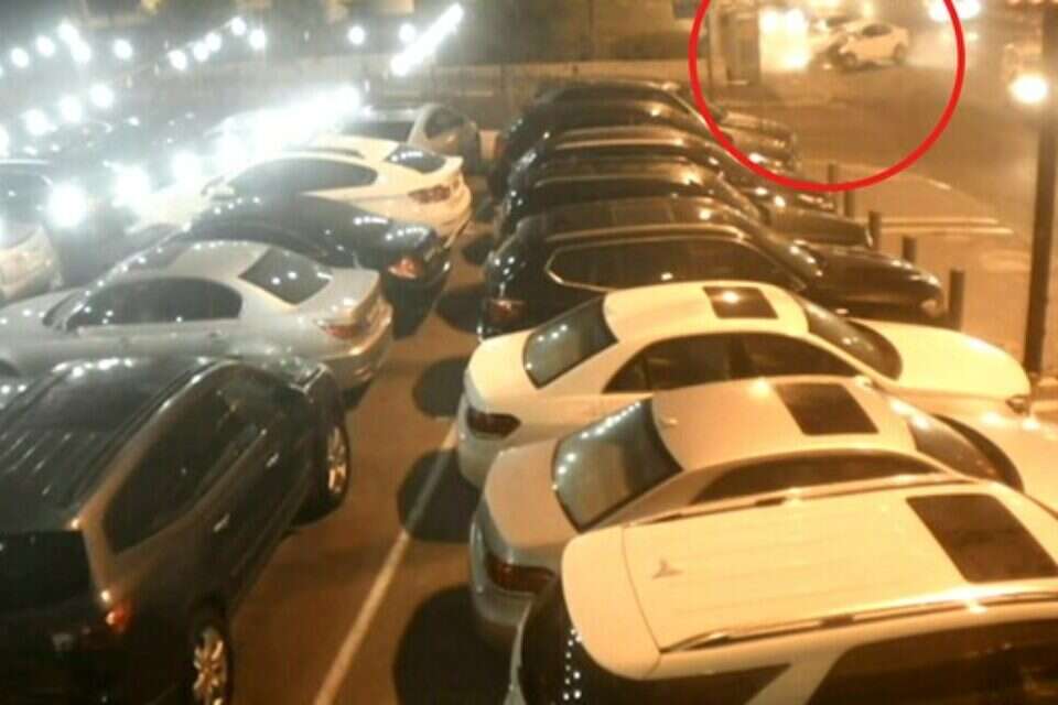 רגע הפגיעה בתחנת האוטובוס // צילום: מתוך הסרטון // רגע הפגיעה בתחנת האוטובוס ,