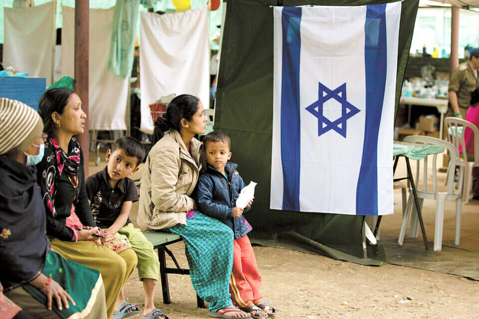 קטמנדו /// צילום: אי.אף.פי // ישראל יוצאת נשכרת - וזו מחמאה. נפאלים בבית חולים שדה ישראלי שהוקם בקטמנדו ,