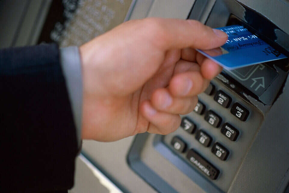 הוצאת כספים מכספומט. אילוסטרציה , Getty Images
