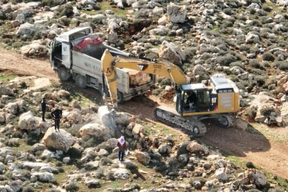 ניסיון השתלטות על הסביבה? סלילת כביש ע"י פלשתינים סמוך לכפר בורקא , ללא