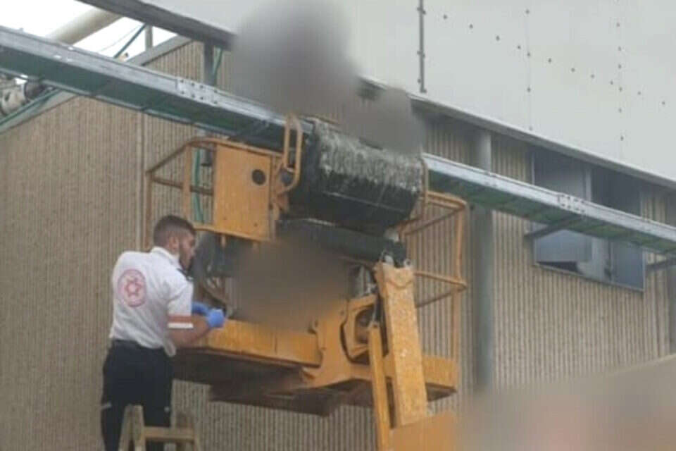 כוחות ההצלה מחלצים את סל המנוף עליו נמחצו הפועלים , תיעוד מבצעי מד"א