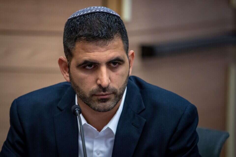פועל להקים ועדה חדשה שתעקוף את וועדת הכלכלה. שר התקשורת שלמה קרעי , אורן בן חקון