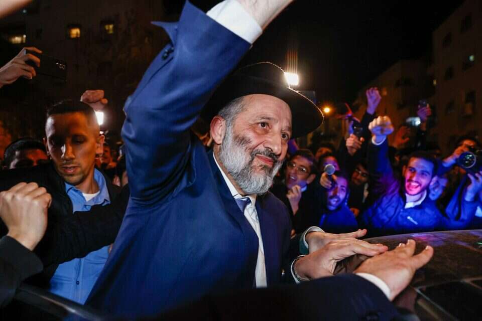 אריה דרעי ביציאה מביתו לאחר הכרעת בג"ץ