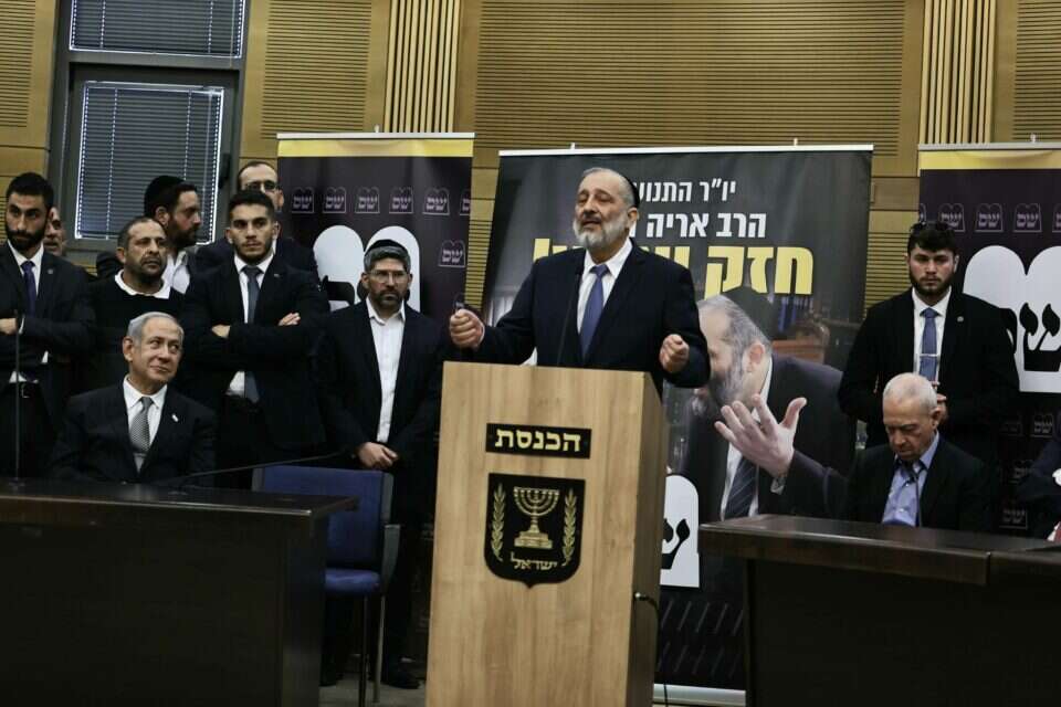 דרעי בישיבת הסיעה המיוחדת שנערכה לאחר פסילתו בבג"ץ , אורן בן חקון