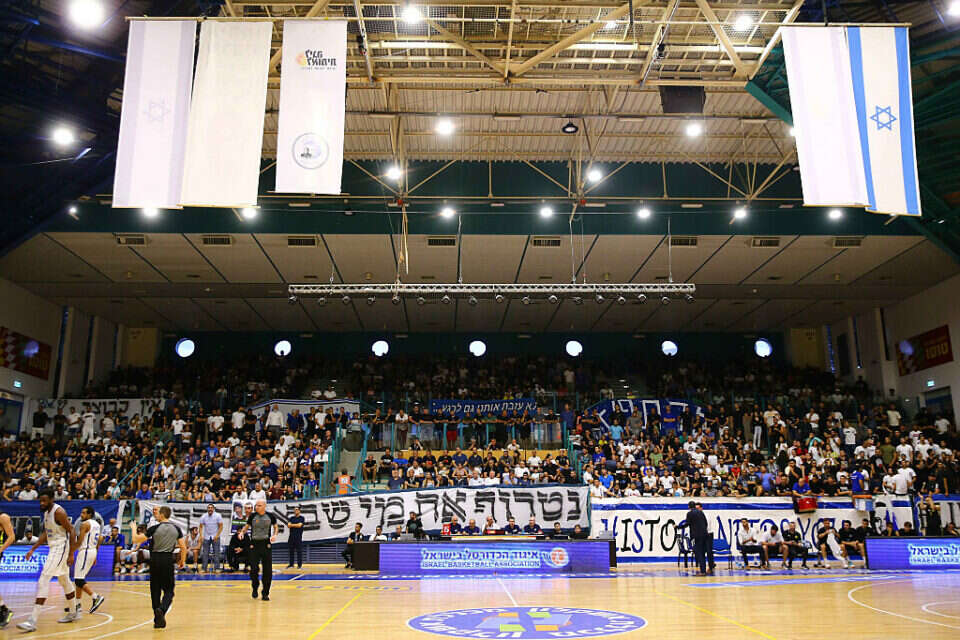 אוהדי אליצור אשקלון. רצף ההפסדים הוביל לפיטורי המאמן , לירון מולדובן