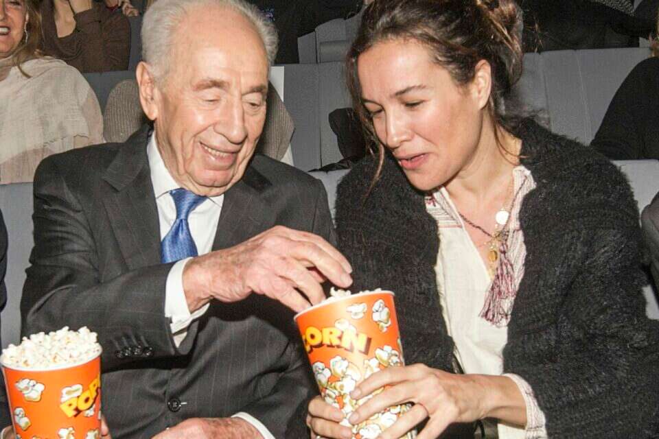 יעל אבקסיס הגיעה להקרנת הסרט בכיכובה, "ערבים רוקדים", וקיבלה כיסא ממש צמוד לשמעון פרס. זה עלה לה בפופקורן ,