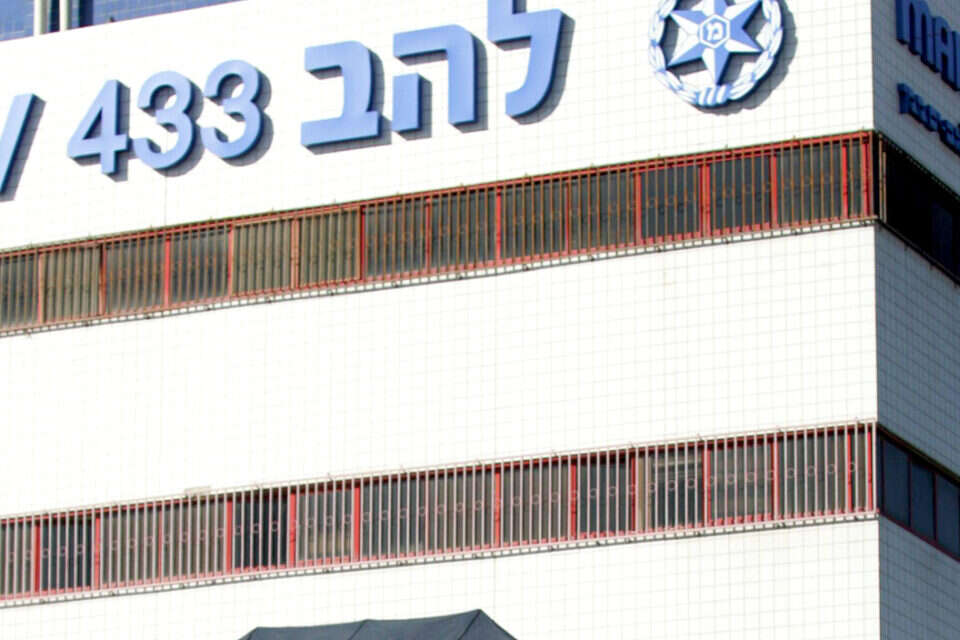 בכיר נחקר באזהרה ביאח"ה // צילום: יהונתן שאול // בכיר נחקר באזהרה ביאח"ה ,