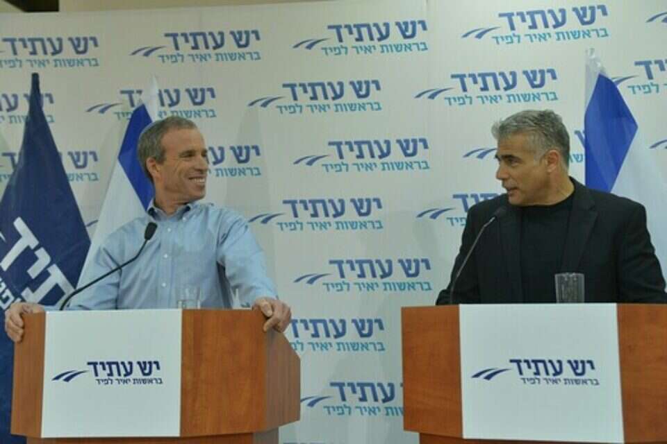 נכנע לאולטימטום. יאיר לפיד ואלעזר שטרן , יוסי זליגר