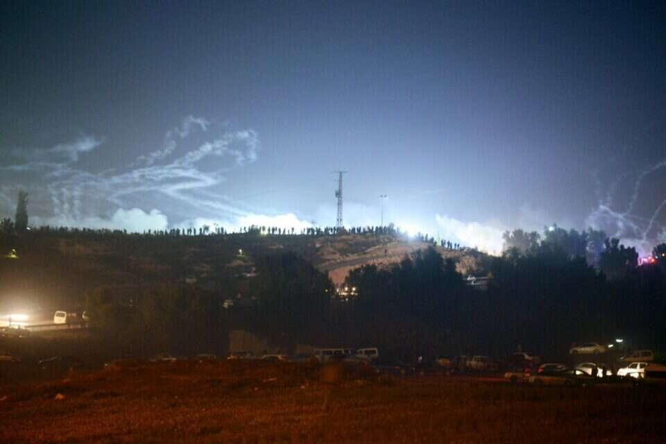 צילום: דודו גרינשפן // פיצוצים ועשן, אלפים בהלווית סמי אל־ג'עאר ,