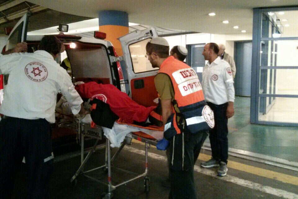 הפצוע מפונה לבית החולים // צילום: דוברות מד"א // הפצוע מפונה לבית החולים ,