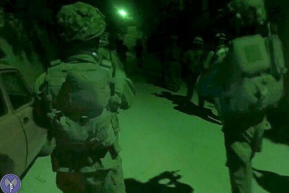 חיילי צה"ל במהלך מעצר החשודים בעזון // צילום: דובר צה"ל // חיילי צה"ל במהלך מעצר החשודים בעזון ,