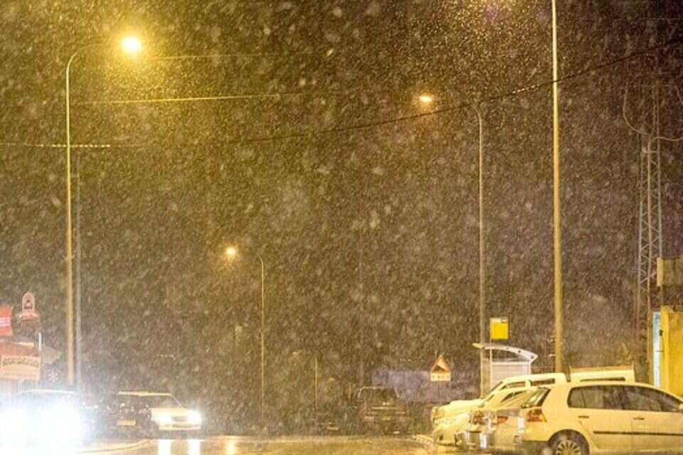 צילום: אנצ'ו גוש ג'יני // לבן בלילה. פתיתים ראשונים במג'דל שמס, אמש  , 