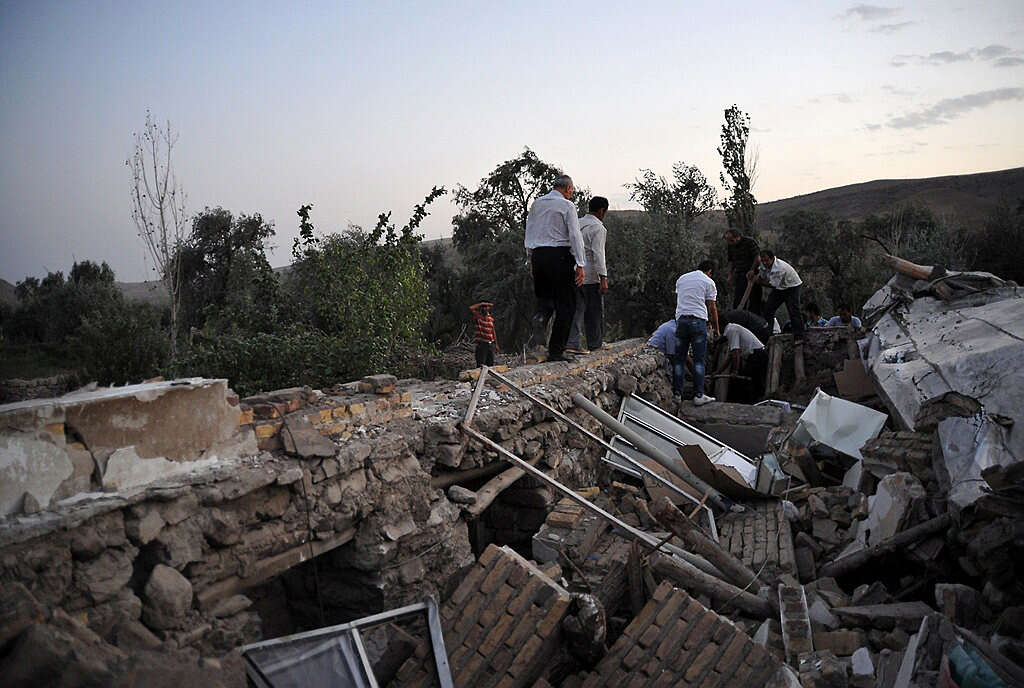 "בתי החולים בכוננות": 122 נפגעים ברעידת אדמה באיראן