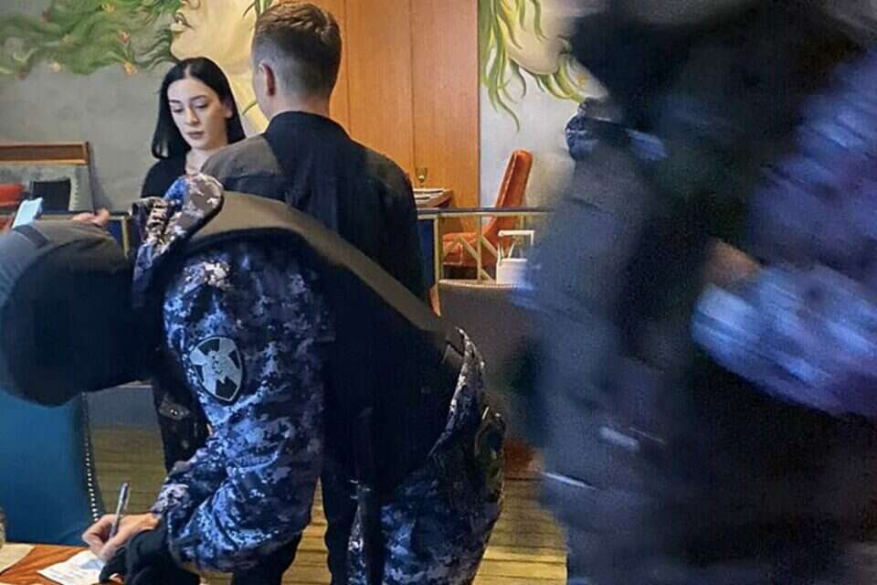 "נעצרו למשך הלילה, בעוד בתם בת ה-9 נשארה לבד בבית" , ארינה אופרינה