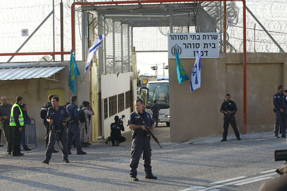 כלא דמון , מישל דוט קום