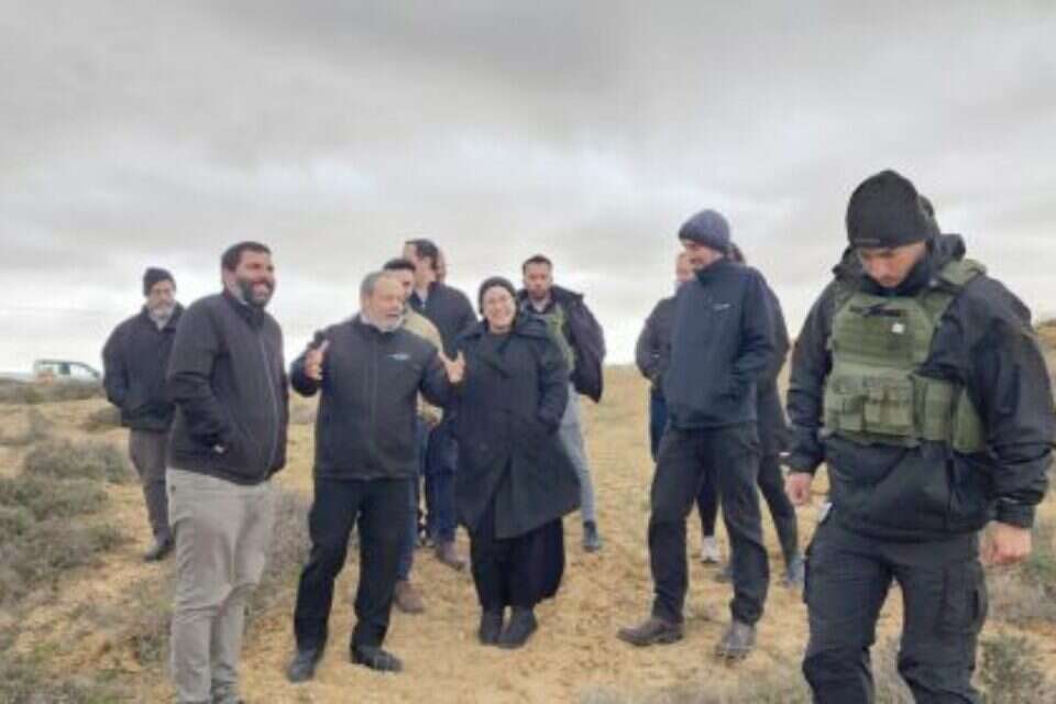השרה סטרוק מסיירת בדרום הר חברון , ללא