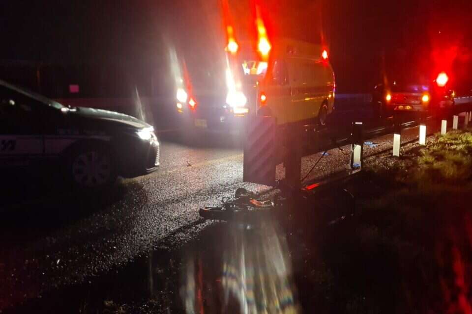 זירת התאונה בה נהרג רוכב אופניים חשמליים על כביש 90 בבקעת הירדן , תיעוד מבצעי מד"א