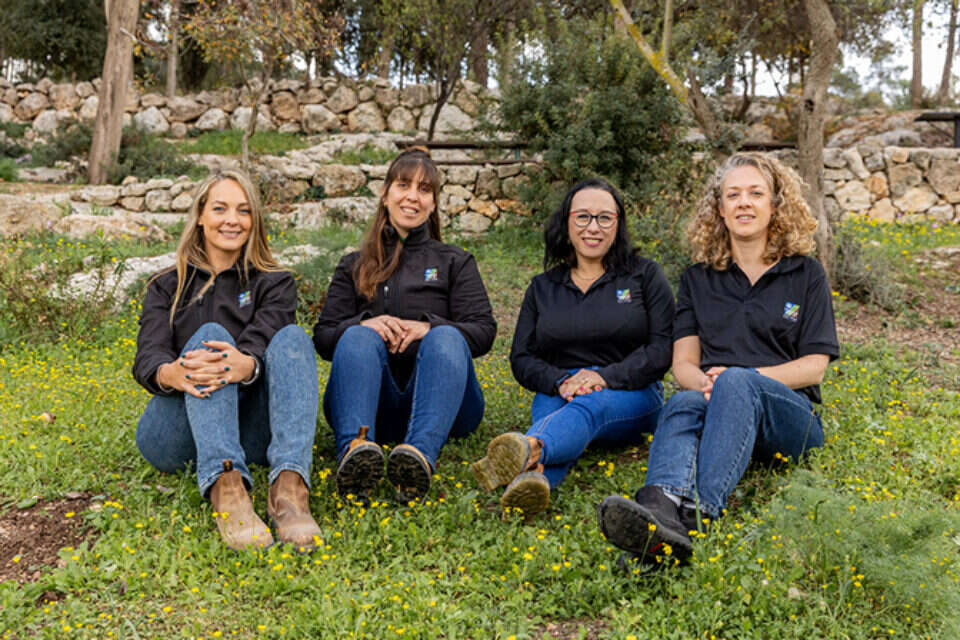 מימין: עופרי, בלה, נועה ונילי. "היום יערות זה משאב שחסר לעומת גודל האוכלוסייה" ,