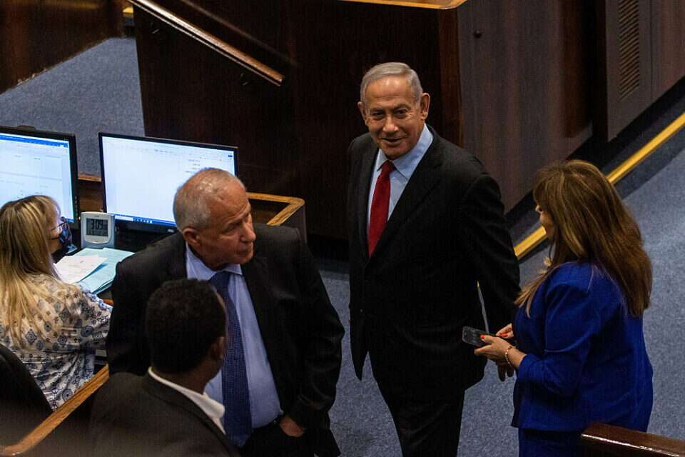 קטי שטרית (מימין) לצד נתניהו בכנסת , אורן בן חקון