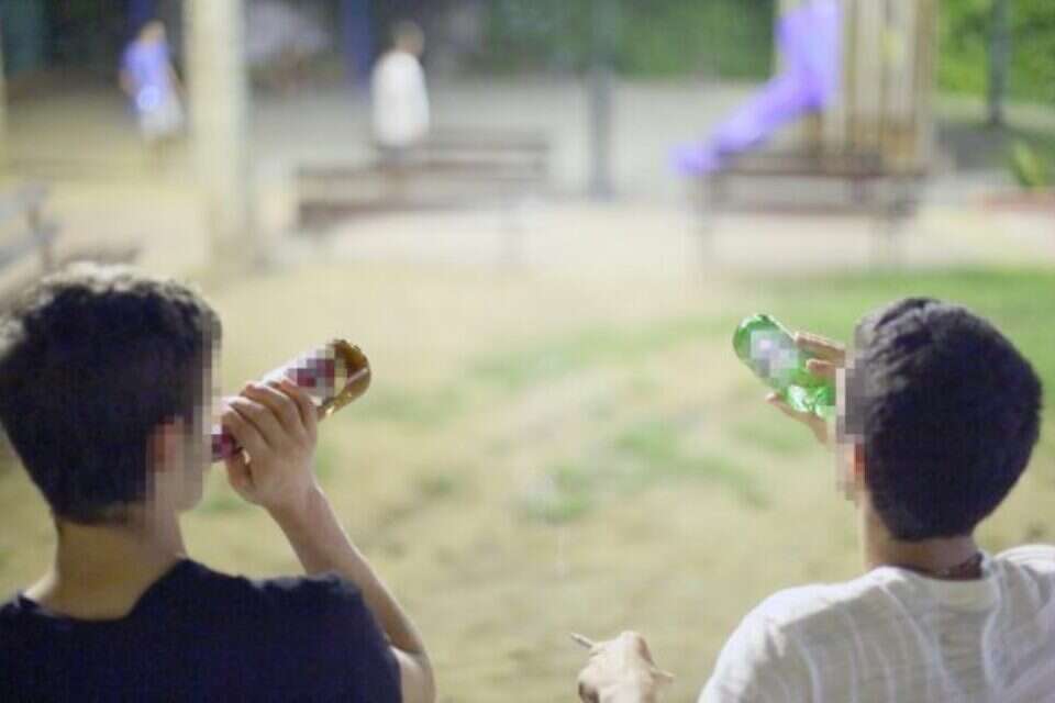 בני נוער שותים אלכוהול (אילוסטרציה) , יהושע יוסף
