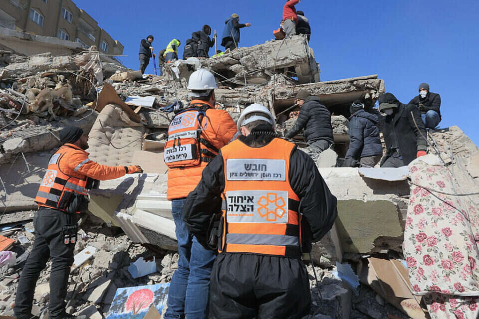 המשלחת הישראלית מסייעת בחילוץ ניצולים בקהרמאנמרש (ארכיון) , אורן כהן
