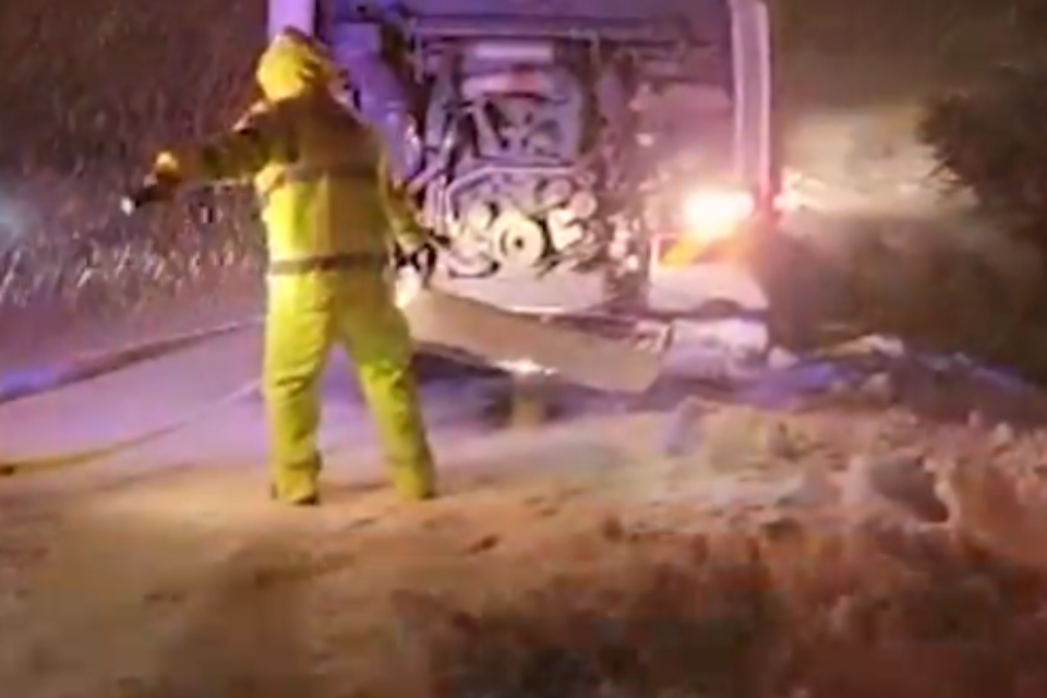 יחידת פינוי צירים בגולן מחלצת מהשלג אוטובוס עם 40 נוסעים , דוברות המשטרה