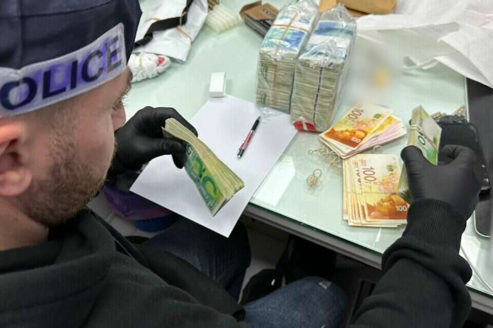 כסף מזומן שנתפס בפשיטה, ארכיון , דוברות המשטרה