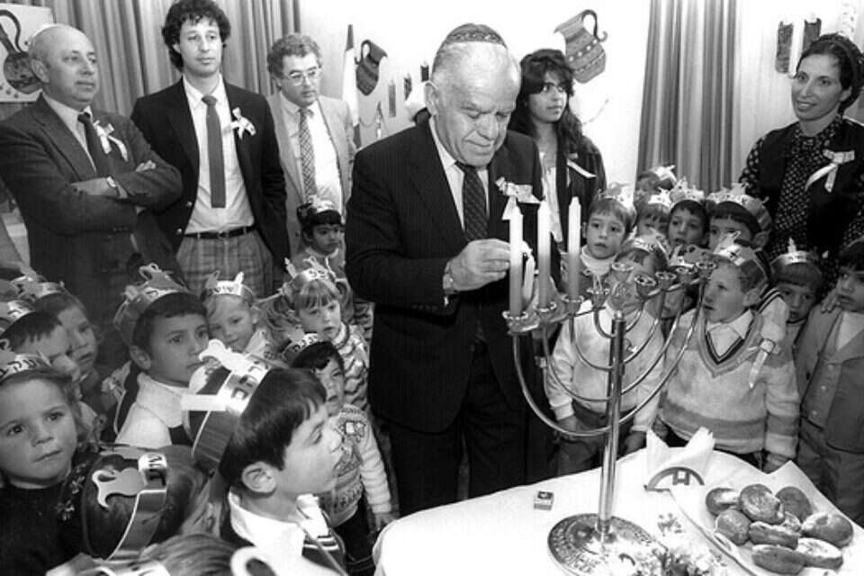 נר עם רה"מ // צילום: הרמן חנניה/לע"מ // נר עם רה"מ ,