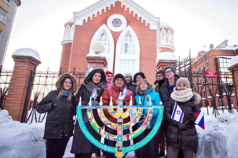 נרות בכפור הסיבירי // צילום: באדיבות הסוכנות היהודית // נרות בכפור הסיבירי ,