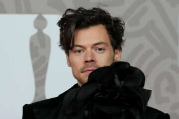 צפו: הארי סטיילס בנשיקה עם בחורה מסתורית