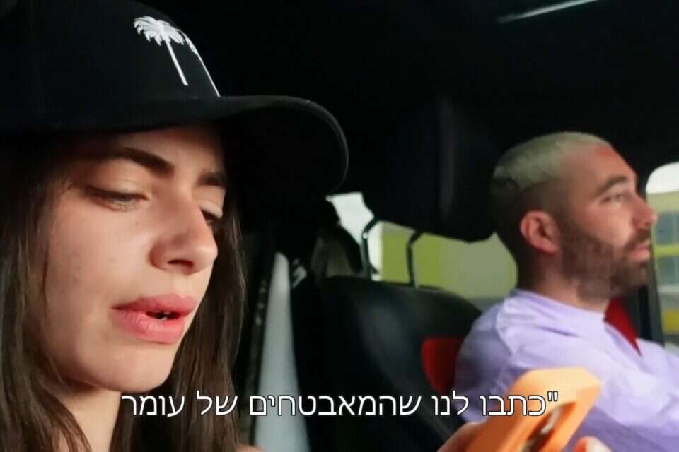 מסבנים את הצופים. אדם ושלביה ב"מחוברים" , צילום מסך