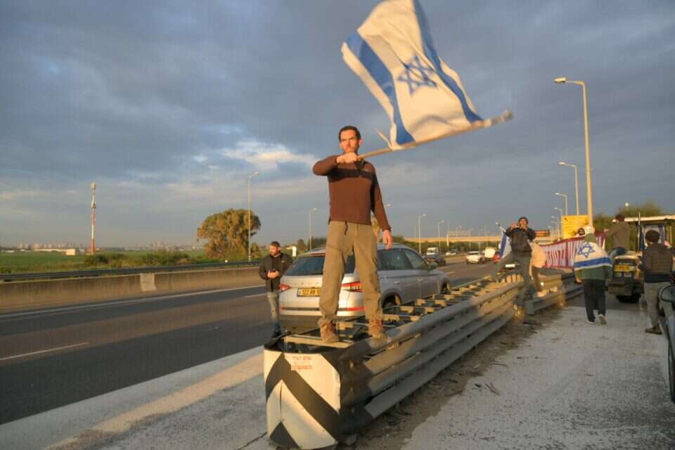 מפגינים בכביש 1 , ללא