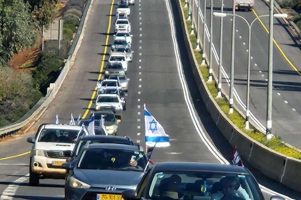 שיירת רכבים כביש 90 עמק החולה , חיים חבלין
