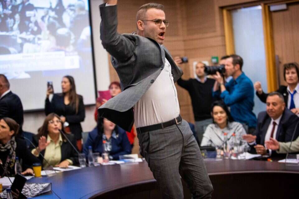 מהומה בוועדת החוקה