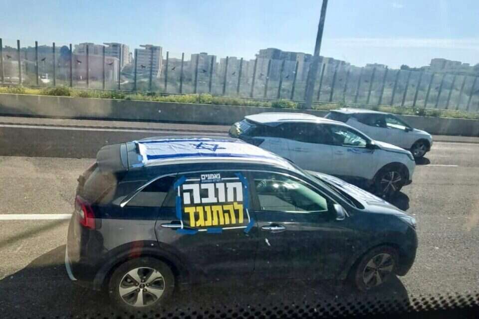 שיירת רכבים בכביש 6 , הרצי שפירא