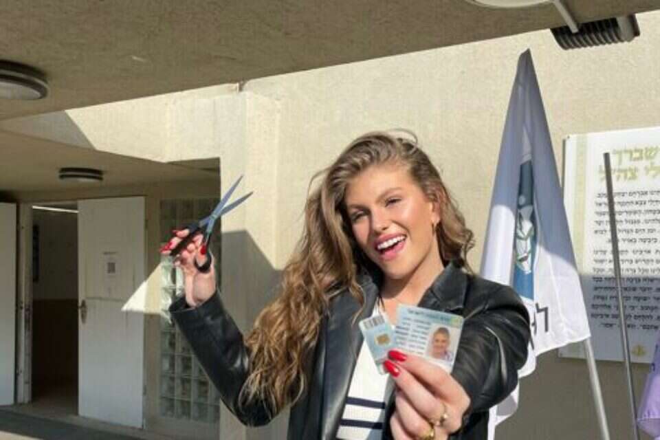 טיילור מלכוב גוזרת את התעודה , יח"צ