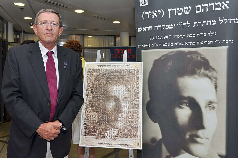 מתפקד כאחרונת הדמויות הממורמרות. יאיר שטרן לצד תמונת אביו, אברהם ז"ל