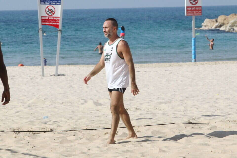 צילום: שוקה כהן // אם נסתמך על המכנסיים הקצרים, הגופייה והמיקום שבו תועדה התמונה, נדמה לנו כאילו שלום מיכאלשווילי ממש מתגעגע לקיץ ,