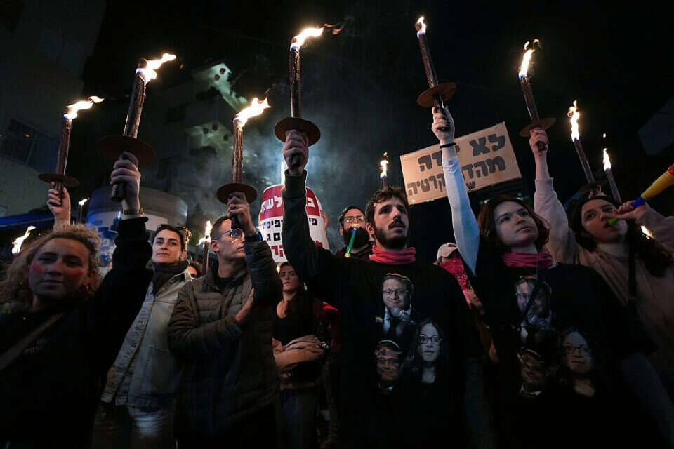 צעדת הלפידים , איי.פי