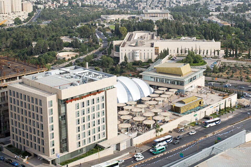 נבחרה כחוק, מקיימת דיונים. הכנסת ברקע ביהמ"ש העליון , אורן בן חקון