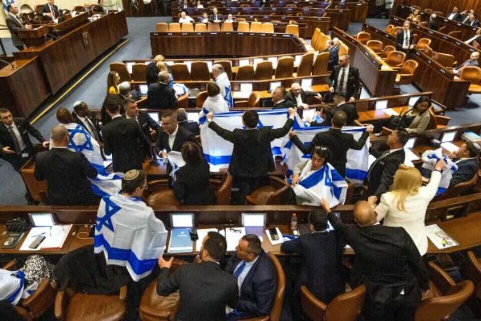 חוקה היא צו השעה. הכנסת דנה בהצעת חוק יסוד: השפיטה  , אורן בן חקון