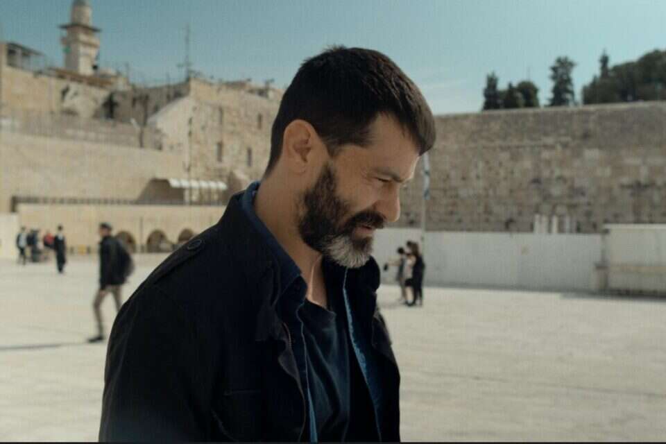 גבריות מוגבלת ורגישות אבהית. יהודה לוי ב"איסט סייד"
, כאן 11