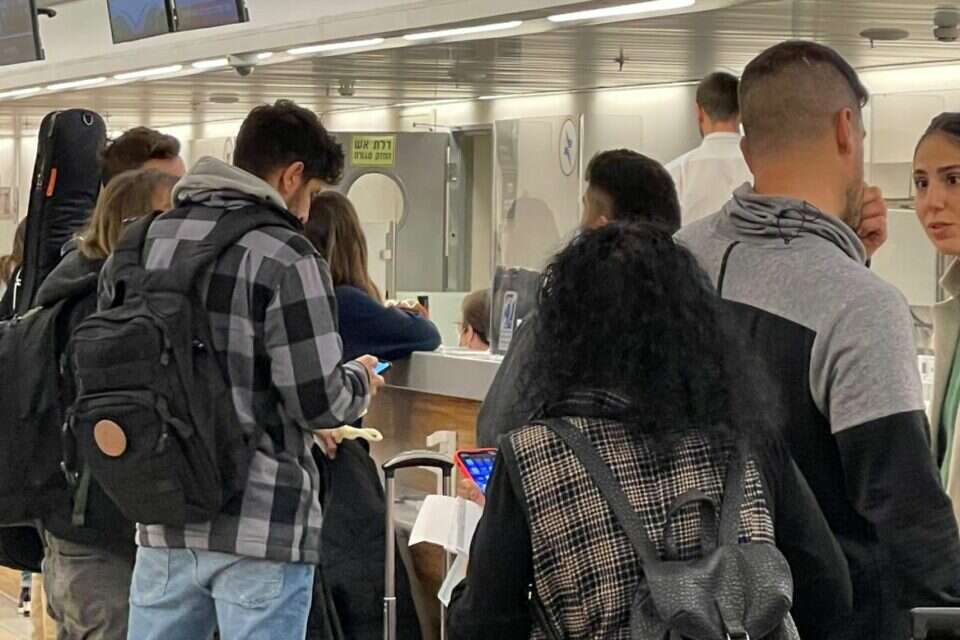 טליה ושחף בשדה התעופה , ללא קרדיט