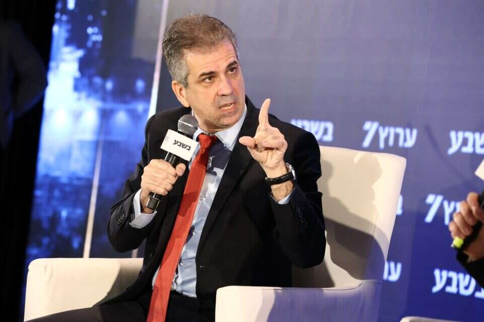 השר אלי כהן  , חיים טויטו