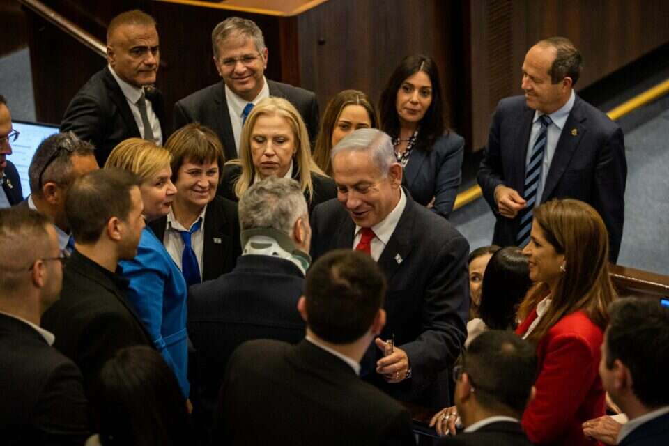 רגע של חיוכים. חברי הקואליציה והאופוזיציה מקבלים את פניו של ח"כ טופורובסקי שחזר לכנסת לאחר שנפצע