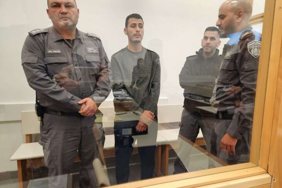 אבו עסה שאנס את תושבת גדרה באולם המשפט , יהונתן שאול