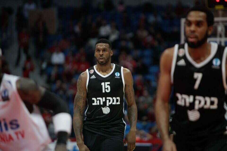 סמית'. התעמת עם המנכ"ל בחדר ההלבשה ,